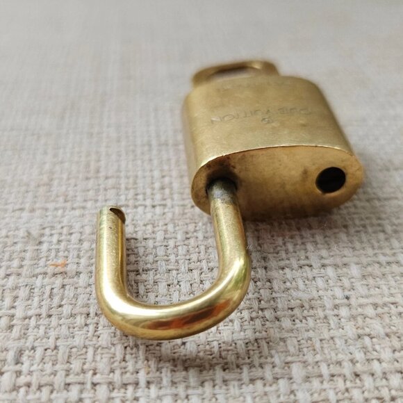 Louis Vuitton Paris Padlock Gold Tone Lock/Key 310 Made in France Authentic LV - Picture 4 of 13